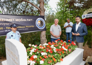 ESKİ BAKAN MEHMET MOĞULTAY KABRİ BAŞINDA ANILDI