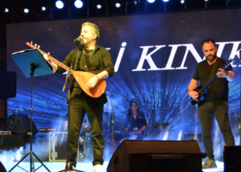 Sultanbeyli’de Halk Ali Kınık Konserine Akın Etti