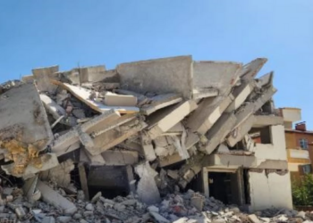 Kahramanmaraş’ta deprem: Ağır hasarlı bina yıkıldı!