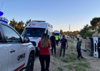 Antalya’da midibüs devrildi: 20 yaralı!