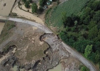 Sel 6 köye ulaşımı durdurdu