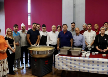 Maltepe’nin yedi noktasında aşure dağıtıldı