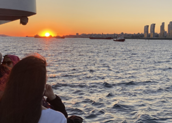 Tekne turunda yakamoz izlediler