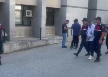 Denizli’de aranan şüpheli kardeşinin kimliğiyle yakalandı