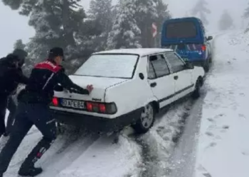 Otomobili Kara Saplanan Öğretmenleri Jandarma Kurtardı