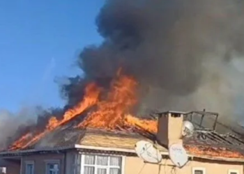 Sultanbeyli’de 3 Katlı Bina Alev Alev Yandı