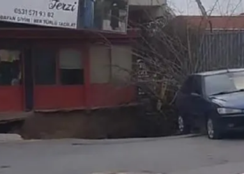 Önce yol sonra bina çöktü!