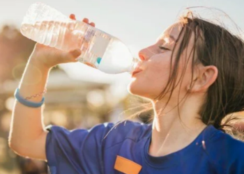 Bir kadın 20 dakika içinde 2 litre su içtikten sonra öldü