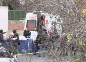 İki araç arasına sıkışan sürücü öldü