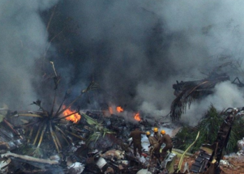 Afganistan’da yolcu uçağı düştü