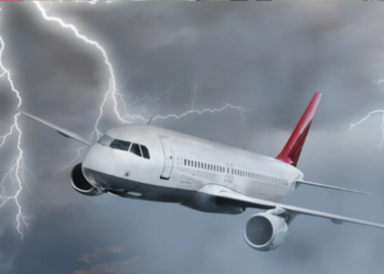 THY uçağına yıldırım düştü!