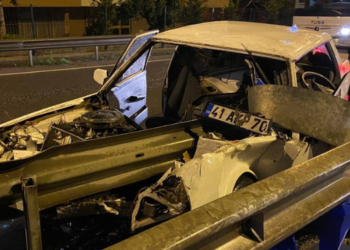 Parçalanan otomobilden sağ çıktı