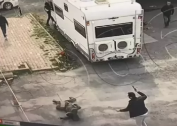 Zeytinburnu’nda bekçi kendisine yumruk atan saldırganı bacağından vurdu