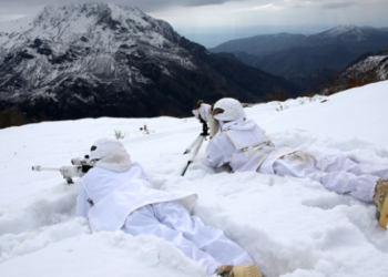 JÖH’lerden 2 Metreyi Bulan Karda Operasyon
