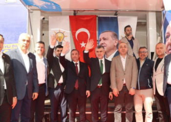AK PARTİLİLER SEVGİ YÜRÜYÜŞÜNDE VATANDAŞLA BİR ARAYA GELDİ