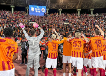 Galatasaray: “Türkiye Cumhuriyeti’nin 100. yılında iki kupalı şampiyon”