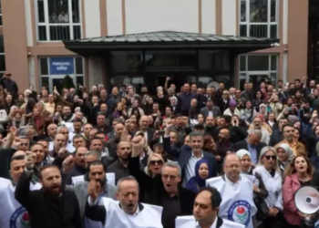 İstanbul’da öğretmenlerden valilik önünde protesto