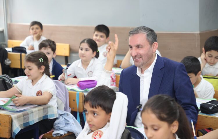 Başkan Tombaş, Sultanbeyli Okullarını Ziyaret Etti: Öğrencilerden Yoğun İlgi