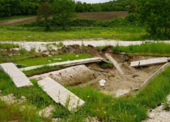 Bungalov evleri havuzlarıyla çaldılar!