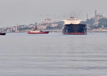İstanbul Boğazı’nda gemi karaya oturdu!