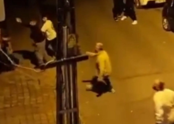 Husumetli aileler birbirine girdi! Yumruklar havada uçuştu!