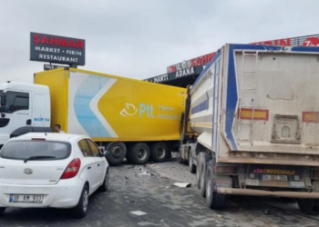 Kayseri’de kontrolden çıkan tır ışıklarda bekleyen 5 aracı biçti!