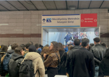Metrobüs durağında yürüyen merdiven arızası!