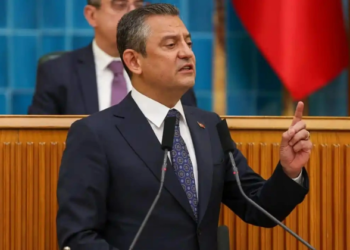 Özgür Özel’den belediyelere uyarı: ‘Arapça tabelalara karışmayın!”