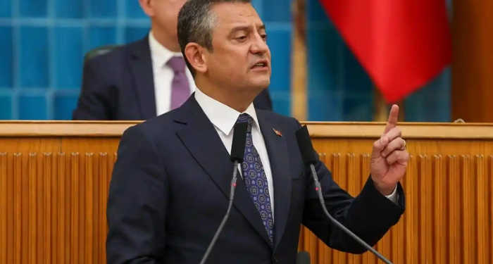 Özgür Özel’den belediyelere uyarı: ‘Arapça tabelalara karışmayın!”