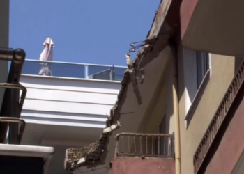 Bahçelievler’de bir binanın balkonu çöktü!