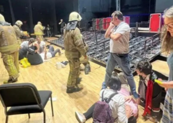 Dev ekran sahnedekilerin üzerine düştü!