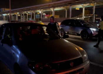 Alkollü sürücü, polislerden kurtulmak kızını suçladı!