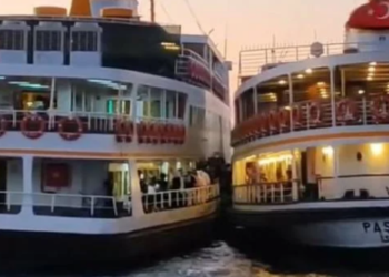 Yüzlerce kişi mahsur kaldı: Adalar vapurunda panik dolu anlar!