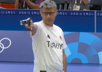 Cem Yılmaz, Yusuf Dikeç pozunu vererek akıma katıldı