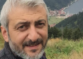 Eski AK Partili başkan, apartta ölü bulundu