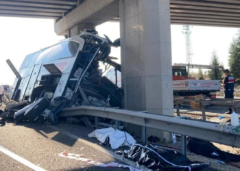 Ankara’da feci kaza: Otobüs üst geçidin ayağına çarptı!