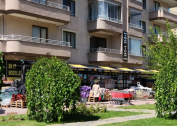 12’nci kattan atladı, esnafın üstüne düştü: 1 ölü!