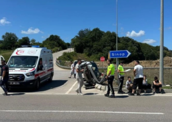 Sinop’ta seyir halindeki 2 otomobil çarpıştı: 3 yaralı!