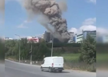Hadımköy’de fabrika yangını: Dumanlar gökyüzünü kapladı!