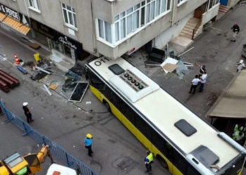 İETT otobüsü çarptığı binanın yıkımına karar verildi