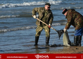 Rusya Karadenize sızan petrolü temizlemeye çalışıyor