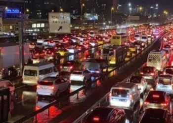 Okulların yeniden açılmasıyla İstanbul’da trafik yoğunluğu oluştu