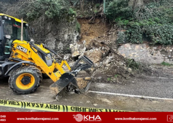 Üsküdar’da istinat duvarı çöktü