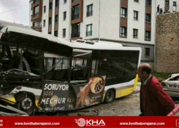 Otobüs istinat duvarına uçtu