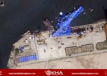 Savaş gemisi, kızağından düştü!