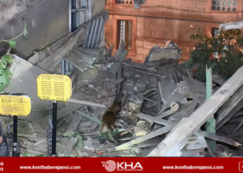 Deprem sonrası hasar alan bina çöktü