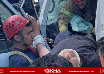 Sultanbeyli’de kamyonet ile panelvan çarpıştı,