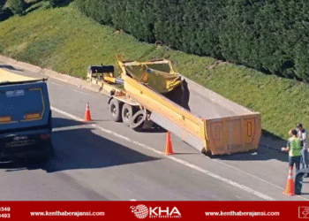 Sultanbeyli’de Hafriyat Kamyonu Üst Geçide Çarptı