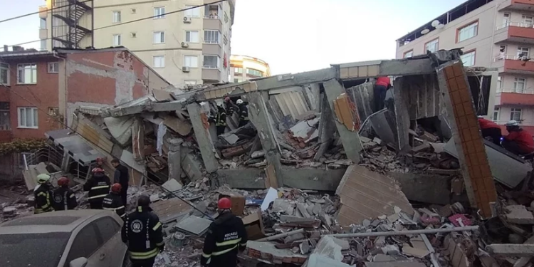 Gebze’de 7 katlı bina çöktü!