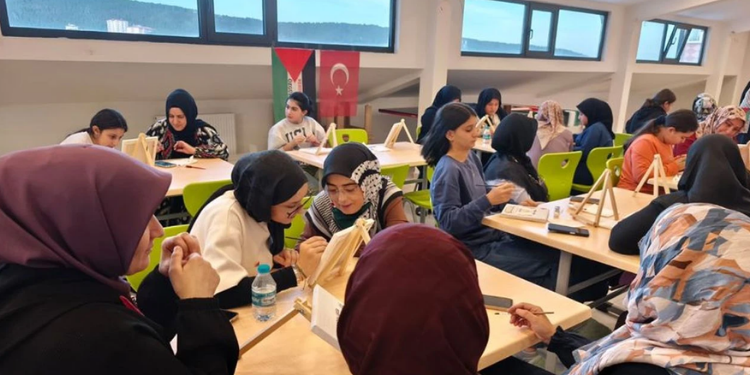 Sultanbeyli’de anne-kız namaz kampı düzenlendi